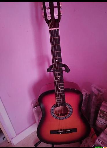 gitara qara: Aköstik gitar – dreadnought korpus, sunburst (qırmızı-narıncı-qaraya — 3