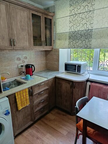 срочно продаётся 1 комнатная квартира в районе ошского рынка: 2 бөлмө, Душ кабинасы, Жаздык, жууркан-төшөк каптары, Тиричилик техникасы