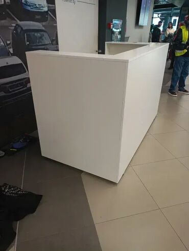 Ostali nameštaj: Pult 15 Materijal: Izrađen od Univera u belom dekoru, debljine 18mm — 3