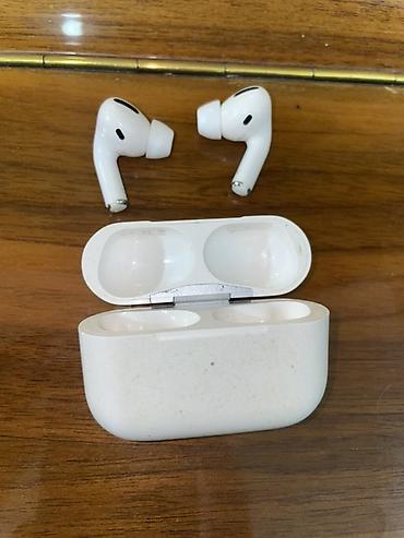 airpods pro 1: Беспроводные наушники-вкладыши с зарядным кейсом (белые), форм-фактор — 1