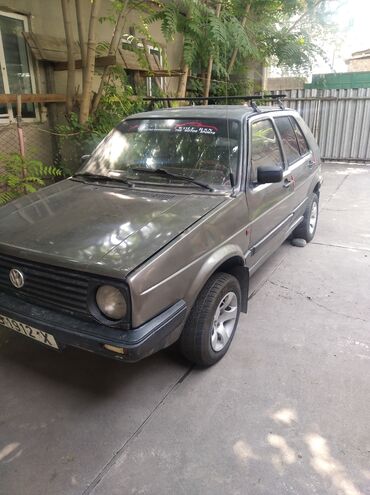 самые дешёвые авто: Автомобиль Volkswagen Golf, серого цвета, с четырехдверным кузовом