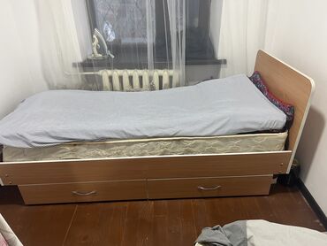 Кровати: Односпальная Кровать, Б/у