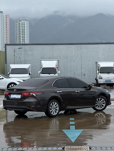 Транспорт: Toyota Camry: 2021 г., Гибрид, Седан — 8