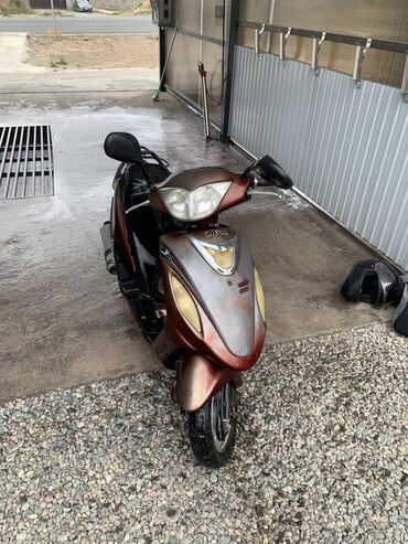 мотоцикл с коляской: Скутер Speed 100 в красно-коричневом цвете представляет собой