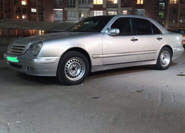 акпп мерседес w140: Mercedes-Benz E-Class modelinə aid gümüşü rəngli sedan avtomobil