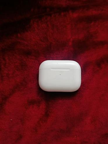 наушники apple airpods 1: Беспроводные наушники-вкладыши с зарядным кейсом (белые) - — 1