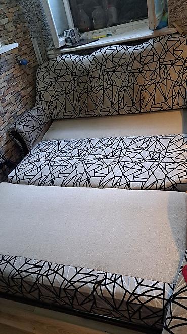 Çəkilişdə təqdim olunan mebel dəsti: - Açılıb-yığılan divan və uyğun