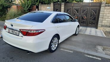 меняю на шины: Toyota Camry: 2017 г., 2.5 л, Вариатор, Гибрид, Седан