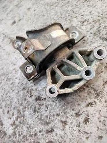 Fiat 500 desni nosač motora prednji desni. Fiat 500 desni nosač motora