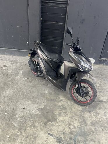 купить мини мотоцикл для детей на бензине: Скутер Honda Click 150 I серого цвета с черными элементами. Оснащен