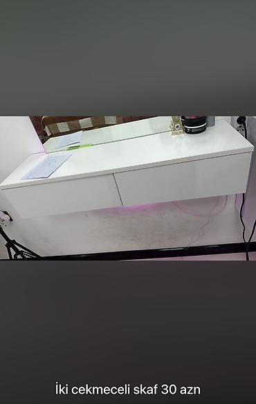 Divara montaj olunan, ağ rəngli, minimalist üslubda konsol/şkaf. - 2