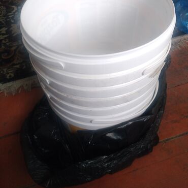 купить пищевые ведра с крышкой: Пластиковые круглые ведра белого цвета, стопка одинаковых штук. -