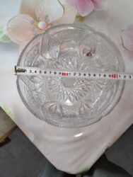 xrusdal qablar: Şəffaf böyük ölçülü meyvə vazı. Qiymət 1 ədədi 25 manat. İki ədəd var