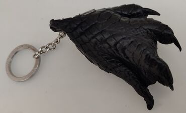 женские смарт часы: Продаю абсолютно НОВЫЙ брелок из лапки крокодила (Вьетнам). Длина - 9