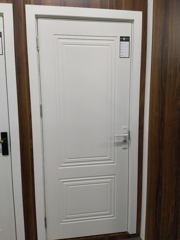 otaq qapları: Ağ rəngdə, müasir dizaynlı qapı, qabarıq panellər və klassik