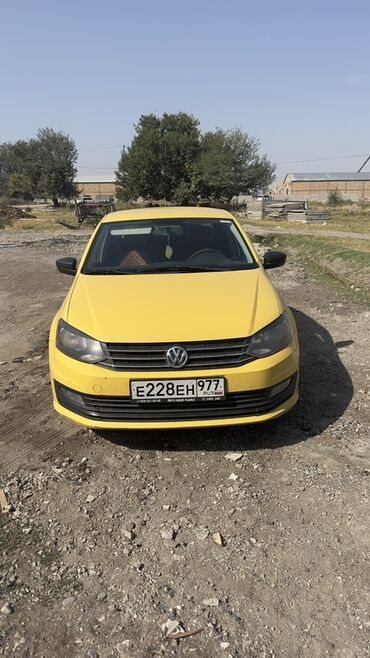 поло фольксваген: Volkswagen Polo, седан, ярко‑жёлтый цвет кузова. Российские