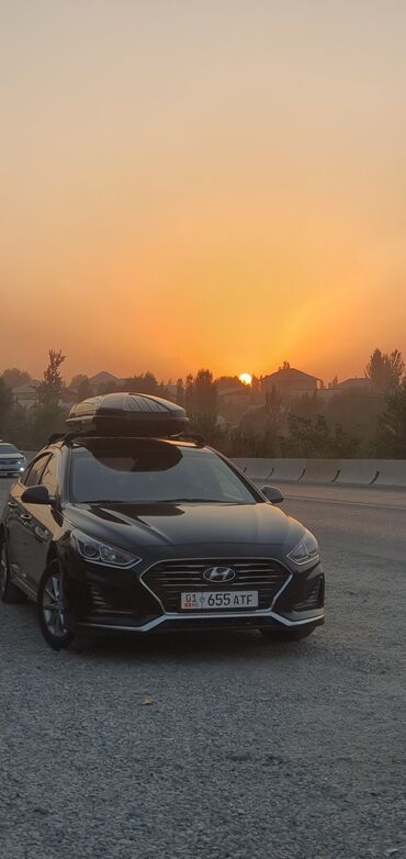 арзан машина авто: Hyundai Sonata, черный седан с установленным багажным боксом на крыше