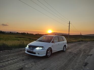 помпа на одиссей: Белый минивэн Honda Odyssey, первого поколения, оснащенный багажником