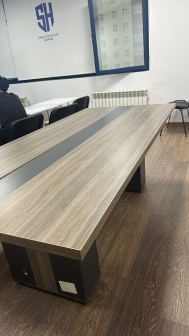 Sifarişlə konfrans masaları: Dördbucaq masa, Siyirməsiz, Teksturalı laminat — 9