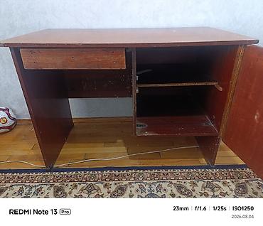 study table: Письменный стол из ДСП с тумбой и выдвижным ящиком. Габариты : - — 2