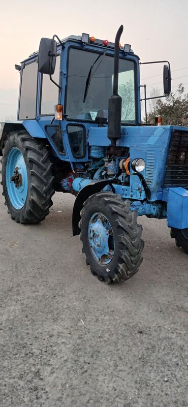 Traktorlar: Mavi rəngli tam kabinli təkərli kənd təsərrüfatı traktoru — 2