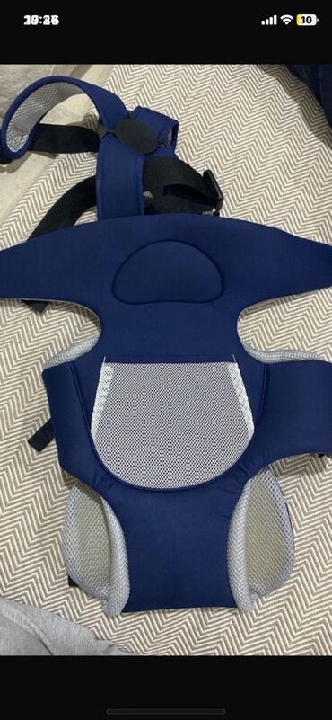 dovsan geyimi: Uşaq daşıma kəməri (baby carrier) – tünd mavi rəngdə, havalanan mesh