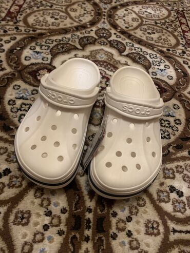 кроксы 41: Эркектердин сандалийи, 40, Crocs, Жаңы, түсү - Ак, Өзү алып кетүү, Акысыз жеткирүү, Акылуу жеткирүү