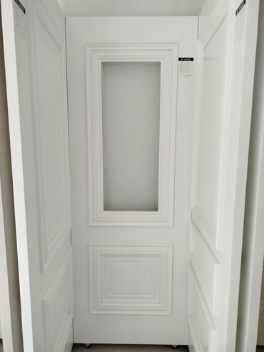 Otaq qapıları: Bu ağ rəngli daxili qapı klassik dizaynı ilə fərqlənir. Qapının yuxarı