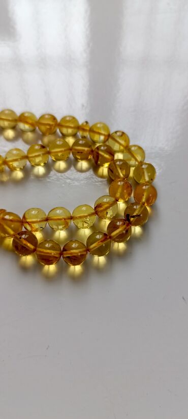 Təsbehlər: Təsbeh – kiçik kəhrəba muncuqlu, şəffaf limon tonlarda.Bütöv — 7