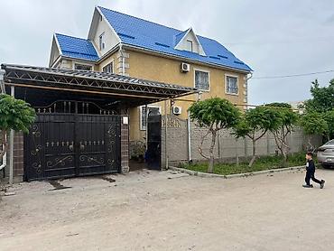 Продажа коттеджей и домов: Продаётся дом 	•	Площадь: ~220 м² 	•	Участок: 5 соток 	•	2 этажа — 1