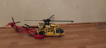Oyuncaqlar: Sarı və qırmızı rənglərdə olan, texniki LEGO helikopteri modeli