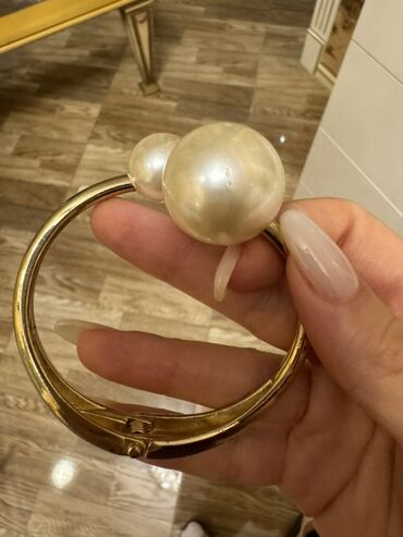 zumrud qaşlı uzuklər: Qızılı rəngli bərk qolbaq – iri dekorativ incilər ilə - Dizayn