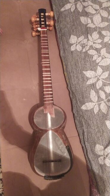 купить футбольную форму в баку: Ənənəvi Azərbaycan tarı. Bu simli musiqi aləti unikal səs tembri və