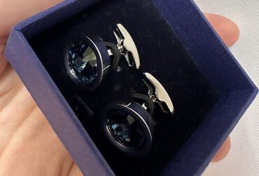 Swarovski markasının mavi rəngli, oval formalı qol düymələri dəsti. Bu
