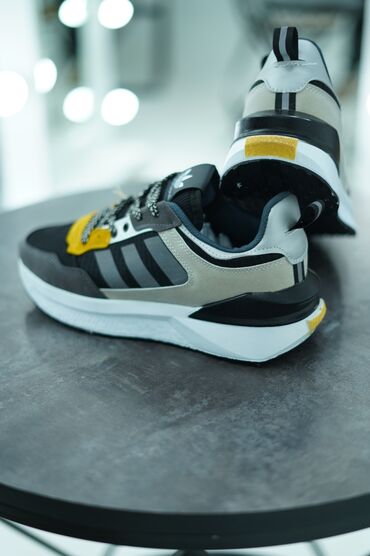 резиновая обувь: Качественные, стильные и удобные кроссовки от Adidas