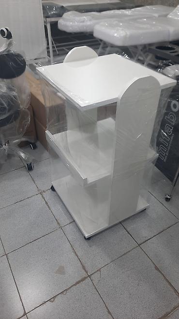 divarda kitab refleri: Ağ rəngdə, kompakт xidmət/aksesuar şkafı – gözəllik salonu, spa — 1