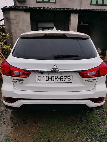 range rover satilir: Mitsubishi Outlander ağ rəngli kompakt krossover. Xarici: - Zərif — 5