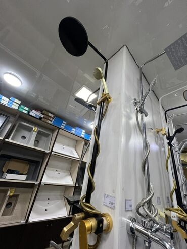 плитка для душа: Душевая стойка YLC-10 черного цвета с модельным номером 5802-10 от