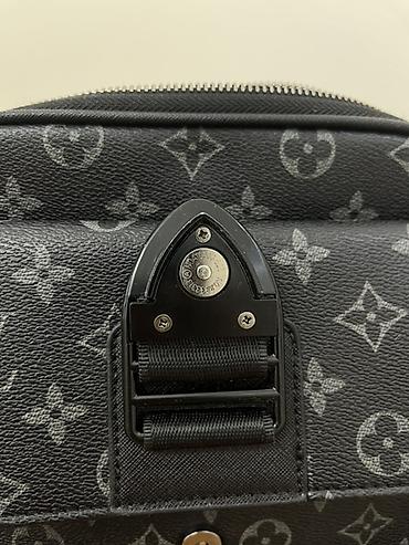 Барсетки: Барсетка, Louis Vuitton, Материал: Натуральная кожа, Застежка на магните, Регулируемый ремень, Множество карманов, Б/у — 10