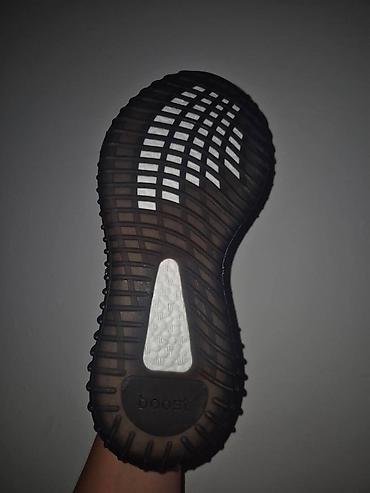 Patike: Yezzy 
Urezan boost u djonu
36-48
3.800 din — 13