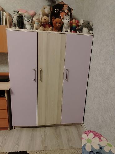 perla genc odasi: Uşaq/yeniyetmə otağı üçün mebel dəsti Dəst tərkibi: - Üç qapılı şkaf — 2