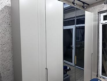 Ağ rəngli, geniş tutumlu qarderob şkafı - Dizayn: Minimalist, hamar