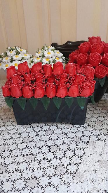 gilan tekstil parcalari: Qırmızı güllərdən dekorativ kompozisiyalar - Material: dekorativ süni — 2