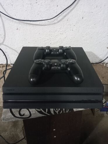 студийные мониторы: Игровая приставка Sony PlayStation 4 Pro в черном цвете, дополненная