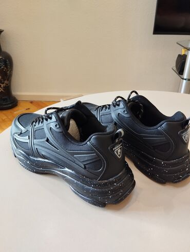 Krasofkalar və idman ayaqqabıları: Pierre Cardin kişi krossovkası – qara rəng, gündəlik və idman — 9