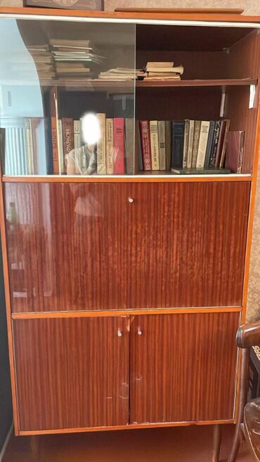 Digər mebel: Kitab dolabı Həm Kitab Rəfi + Həmdə qabağı açılıb yazı masaslna