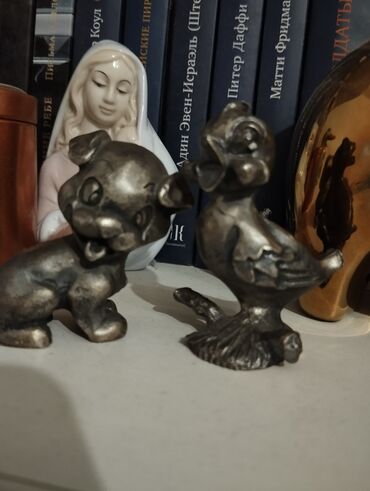 Статуэтки: Старинные статуэтка, прошлый век, "Щенок" и "Утёнок"; по 1200 сом