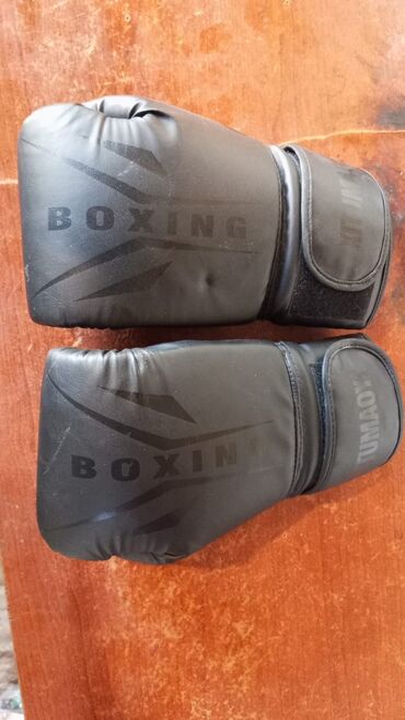 Спортивные сумки: Boks əlcəkləri – qara rəng, üstündə “BOXING” yazısı və UMAOX loqotipi