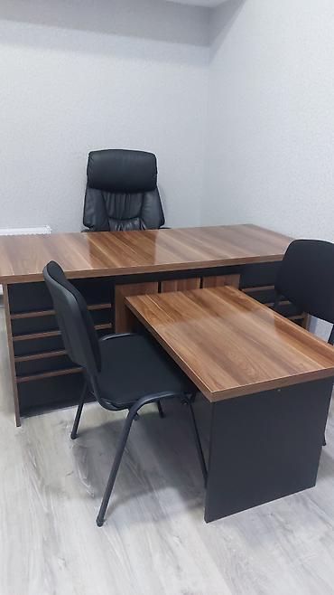 Ofis mebel dəsti. - Masa: L formalı iş masası, qoz rəngli laminat