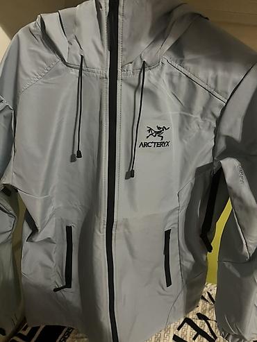 треккинг: Легкая мембранная куртка-штормовка Arc’teryx, серый цвет — 2